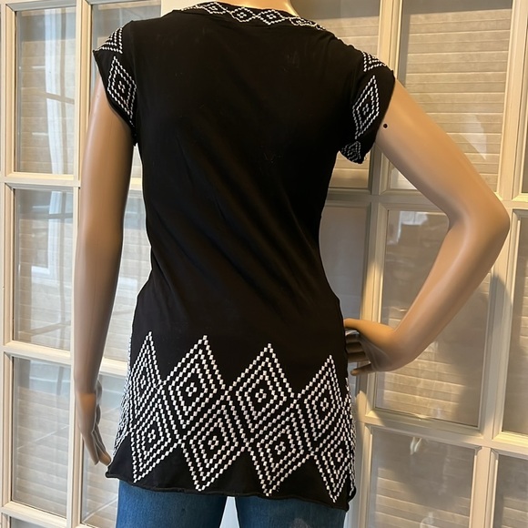 BCBGmaxazria black/white embroidered fitted short sleeve long top - Picture 3 of 11